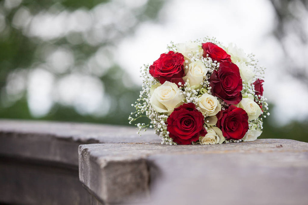bridal bouquet of white and red roses - Фото, изображение