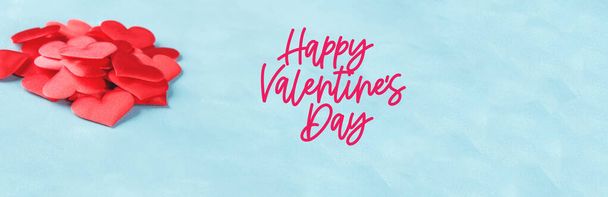 fröhlicher Valentinstag mit roten Herzen auf blauem Grund - Foto, Bild