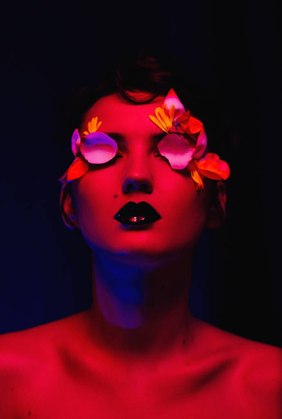 schoonheid vrouw in rode filters met make-up en bloem - Foto, afbeelding
