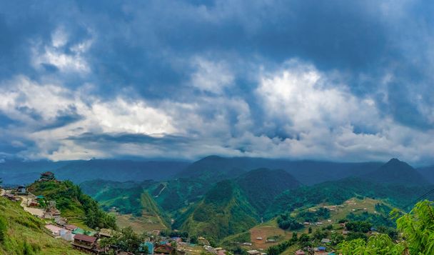 Wielka panorama. krajobraz wsi Cat Cat, popularny kierunek turystyczny trekking. Tarasy ryżowe. Widok na góry w chmurach. Sapa, prowincja Lao Cai, północno-zachodni Wietnam. - Zdjęcie, obraz