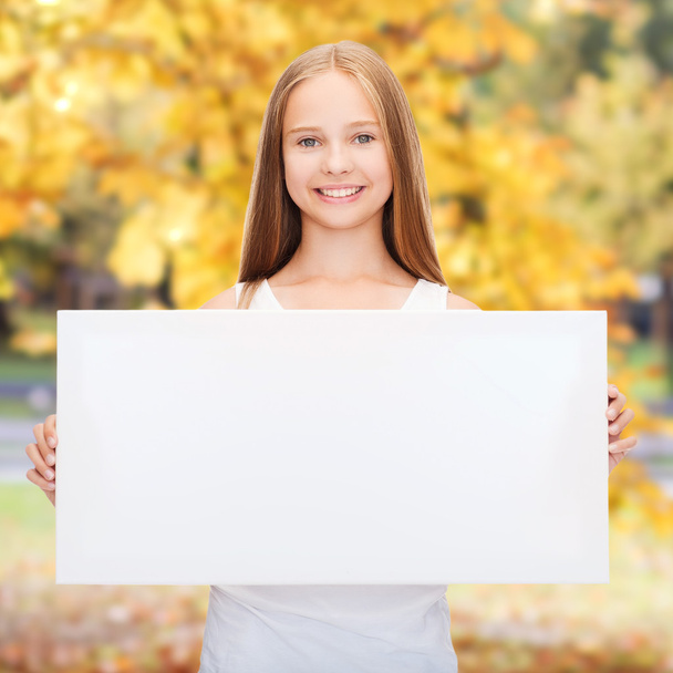 Little girl with blank white board - Foto, afbeelding