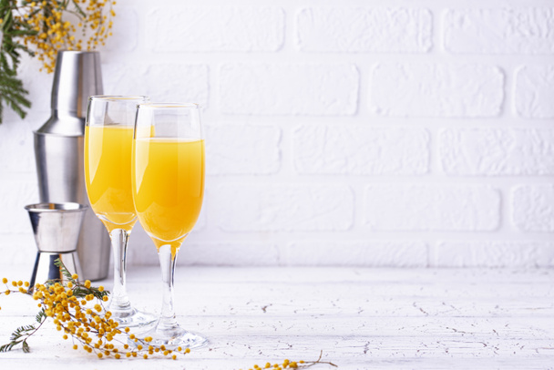 Cocktail Mimosa con succo d'arancia
 - Foto, immagini