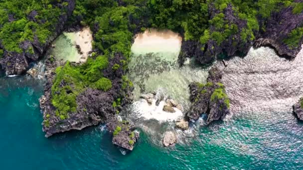 Caramoan Islands, Matukad, Filippine. Spiaggia di sabbia bianca selvaggia
. - Filmati, video