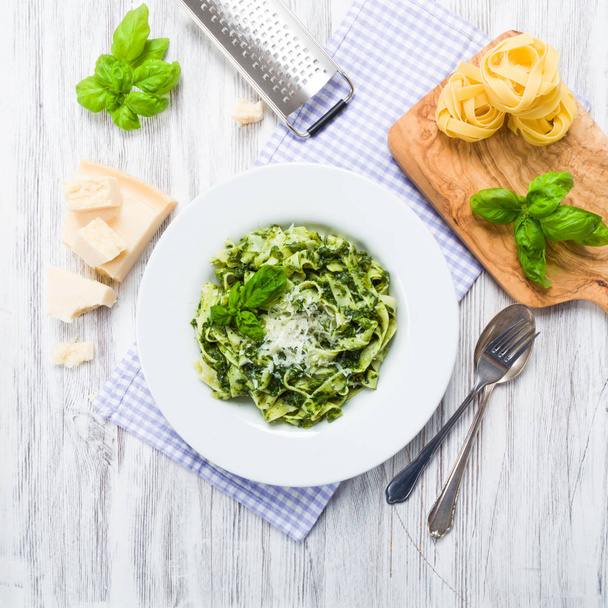 fettuccine with spinach,parmesan and fresh basil - Φωτογραφία, εικόνα