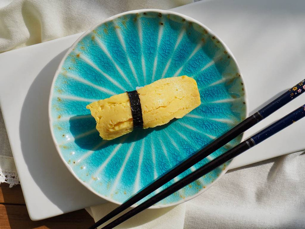 Ιαπωνικό παραδοσιακό φαγητό Αυγό σούσι - Φωτογραφία, εικόνα