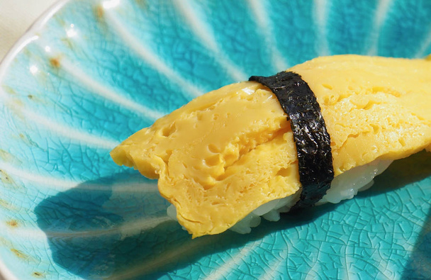 Japans traditioneel eten Egg sushi - Foto, afbeelding