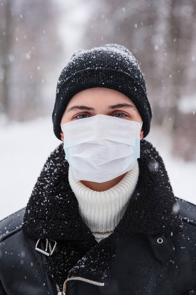 Стривожений подорожній носить медичну маску, щоб захистити від коронавірусу, побоюючись інфекції. Смертоносний коронавірус у Китаї 2019-ncov - Фото, зображення