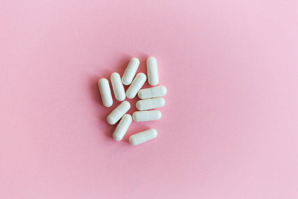 A pile of medicinal white capsules - Foto, Imagen