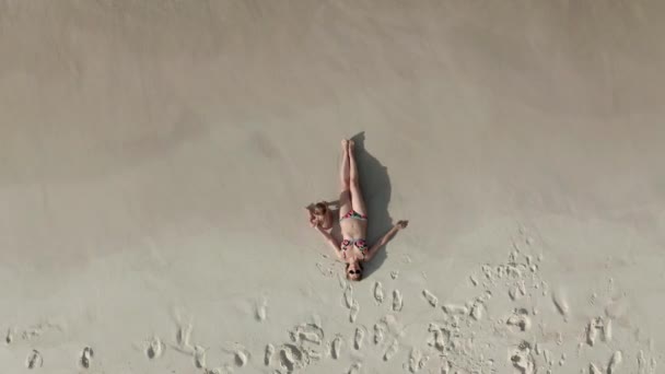 Вид с воздуха на лежащую женщину на пляже со своей малышкой
 - Кадры, видео