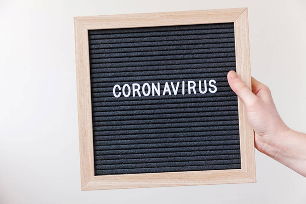 Nainen käsi musta kirjain aluksella tekstilause Coronavirus. Novel coronavirus 2019-nCoV, MERS-Cov Lähi-idän hengitystieoireyhtymä Wuhanista peräisin oleva koronavirus
 - Valokuva, kuva