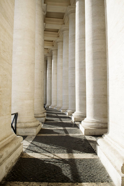 Saint Peter's colonnade in vatican city - Foto, imagen