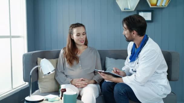 Primer plano mujer embarazada hablando con el médico en el hospital. Cuidado de la salud embarazada
 - Metraje, vídeo
