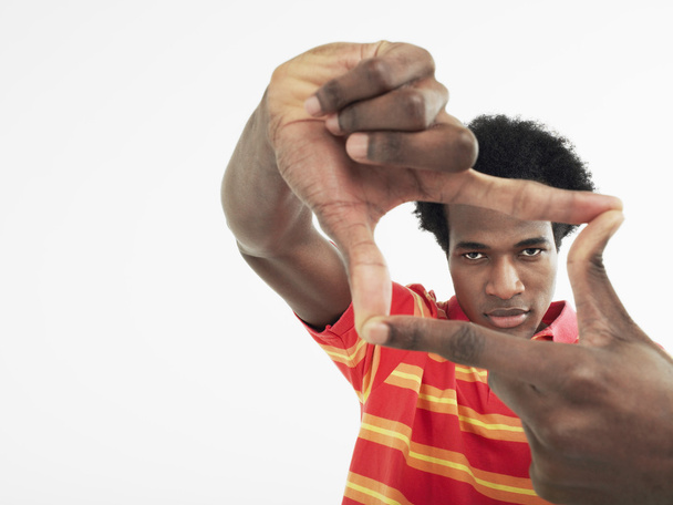 Homme faisant rectangle avec les doigts
 - Photo, image