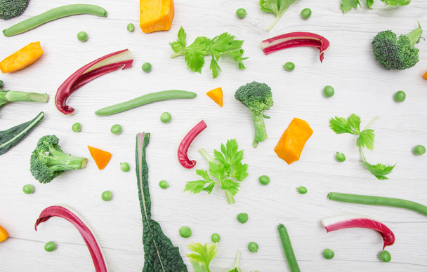 вид зверху різні і барвисті овочі ізольовані на білому ба
 - Фото, зображення