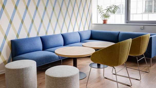 Modernes Interieur mit blauen Sofas und runden Tischen im Business Center - Foto, Bild