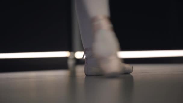 Elegant ballerina moving feet together and standing up on tiptoes. Close-up of ballet dancers feet in pointes. Grace, art, elegance, choreography. - Πλάνα, βίντεο