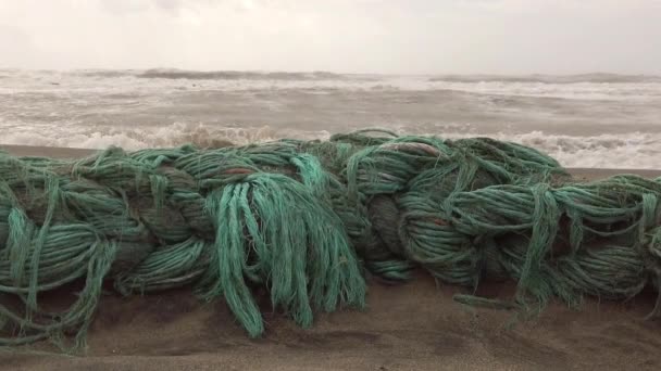 Déchets de plastique dans l'océan, la nature rend les dommages de l'homme avec les restes d'un filet de plastique jeté de la mer, la pollution de l'eau son grave problème - Séquence, vidéo