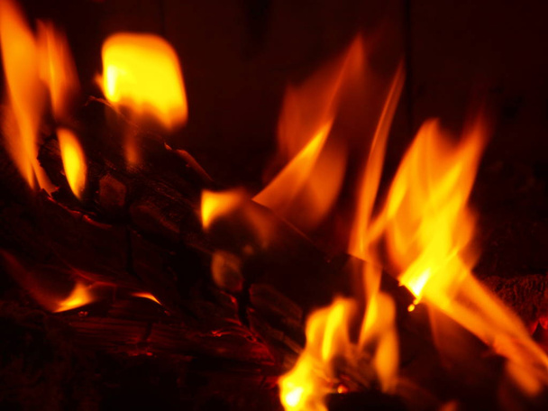 red flames of Bonfire, fire burn - Foto, afbeelding