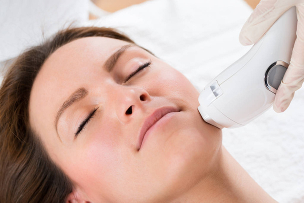 Close-up Of Beautician Giving Laser Epilation Treatment To Young Woman Face - Foto, Imagem