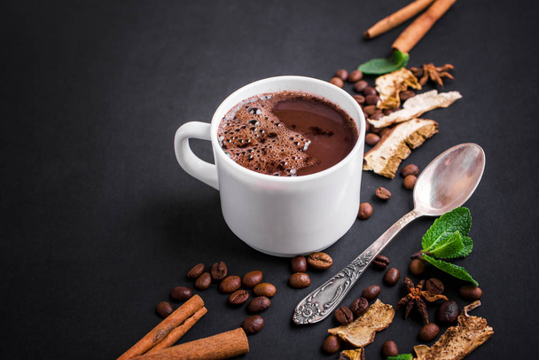 Гриб Чага Кава Суперпродукт Тенденційно-сухий і свіжі гриби та кавові зерна на темному тлі з м'ятою. Перерва на каву
 - Фото, зображення
