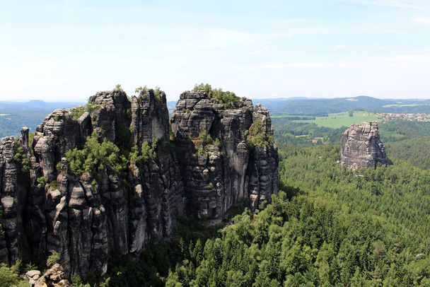 schrammstein: rock with forest - elbe sandstone mountains,saxon switzerland - Foto, Imagen
