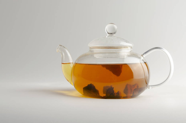 Chaga houbový čaj. léčivý nápoj s kousky chagy - Fotografie, Obrázek