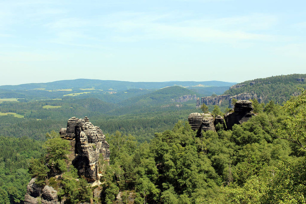 schrammstein: rock with forest - elbe sandstone mountains,saxon switzerland - Φωτογραφία, εικόνα
