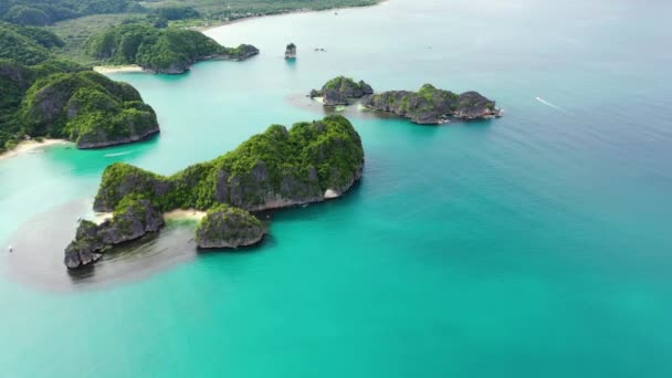 Wyspy Karmeńskie, Filipiny. Tropikalna wyspa z białą piaszczystą plażą. - Materiał filmowy, wideo