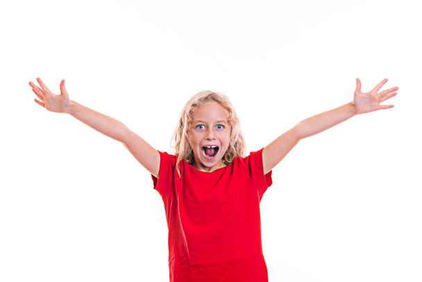 menina feliz com cabelos loiros e camisa vermelha - Foto, Imagem