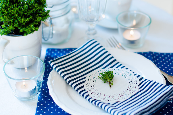 Ajuste de mesa en tonos azul marino
 - Foto, Imagen
