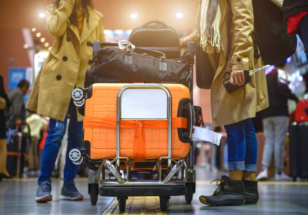Muitas luggages transportar no carrinho no aeroporto lidar com mulher viajante, ocupado em transportes realizar de viajante no aeroporto
   - Foto, Imagem