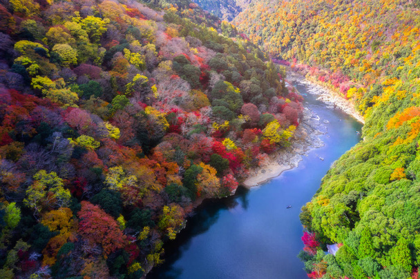 Landschaft Luftaufnahme von oben Jahreszeitenwechsel der Herbstblüte im Berg entlang des Flusses Arashiyama in Kyoto, Osaka, Japan, beliebter Touristenort für einen Besuch in Japan - Foto, Bild
