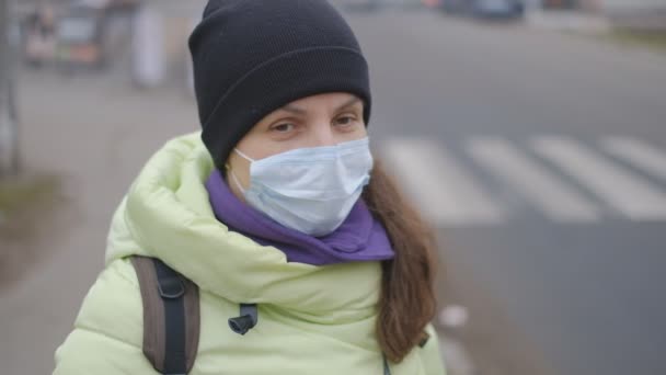 Bir Avrupa şehrinde Çin koronavirüsüne karşı koruma. Halka açık bir yerde genç bir kadın Almanya 'da tıbbi maske takıyor. Koronavirüsün belirtileri.. - Video, Çekim