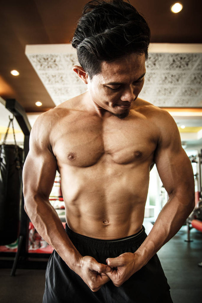 Body Builder looking his muscle - Foto, Imagen