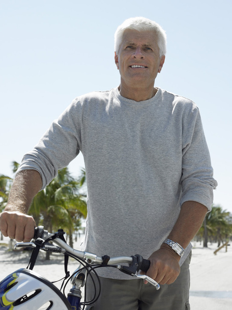Mann mit Fahrrad am Tropenstrand - Foto, Bild