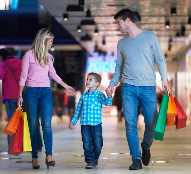 felice giovane famiglia con shopping bags nel centro commerciale
 - Foto, immagini