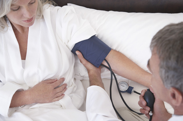 Doctor Checking Blood Pressure - Foto, imagen