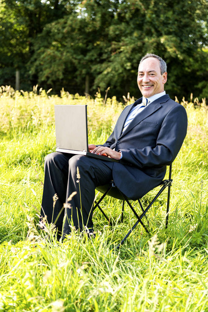 Businessman on meadow-green IT - Foto, afbeelding