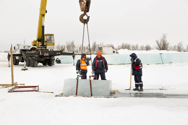 Trabajadores atrapan bloques de hielo en el carril
 - Foto, Imagen