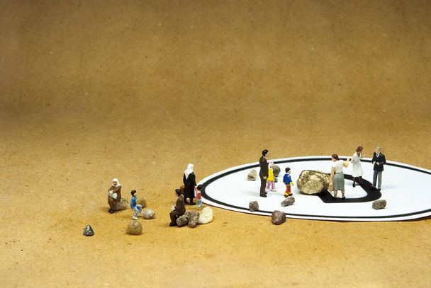 migrants have arrived in germany (scene with miniature figures) _1 - Photo, image