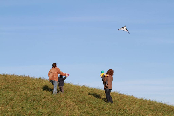 family flying a kite - Fotografie, Obrázek