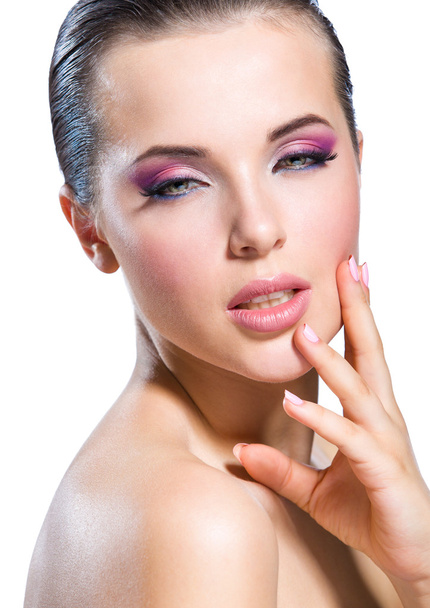 Toucher visage fille nue avec maquillage rose brillant
 - Photo, image
