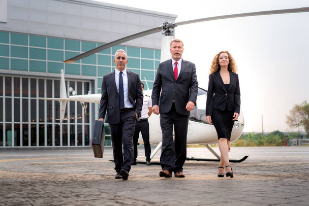 Tres hombre de negocios y gerente de la mujer de negocios con el maletín walki
 - Foto, imagen