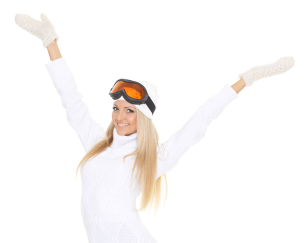 Молода щаслива жінка в зимовому теплому одязі і лижних окулярах стоїть на білому тлі. Зимові види спорту
. - Фото, зображення