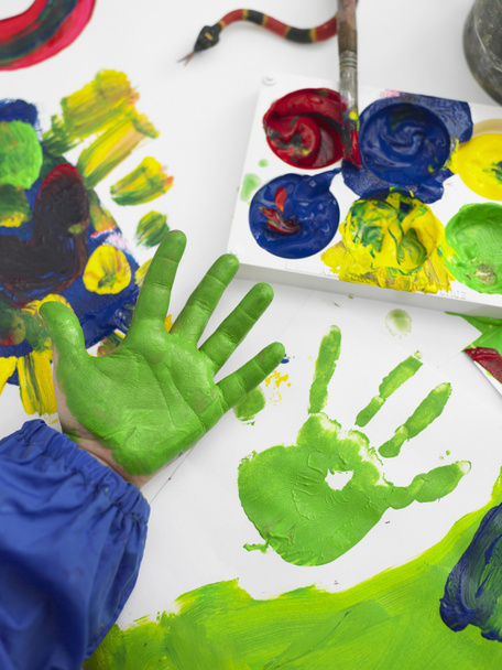 Malowanie palcami chłopiec z bliska - Zdjęcie, obraz