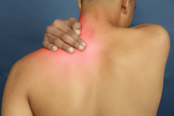 Černobílý záběr člověka zezadu s červenou skvrnu bolest a trauma v krku. - Fotografie, Obrázek