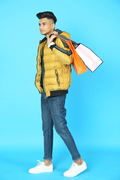 Obrázek muže s nákupní taškou. Izolováno na bílém pozadí. - Fotografie, Obrázek
