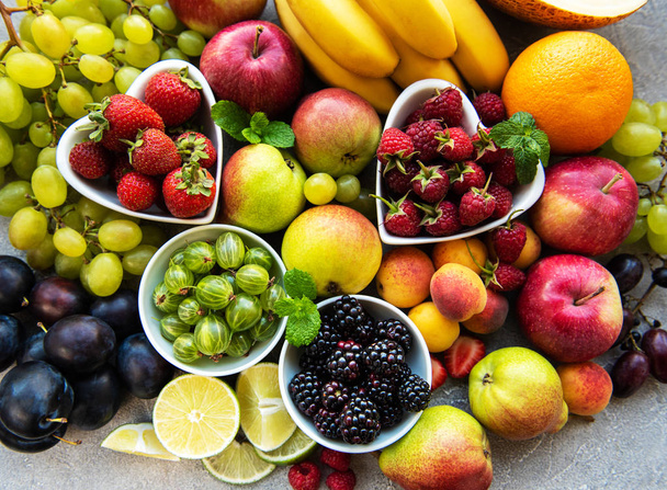 Frutas y bayas frescas de verano
 - Foto, imagen