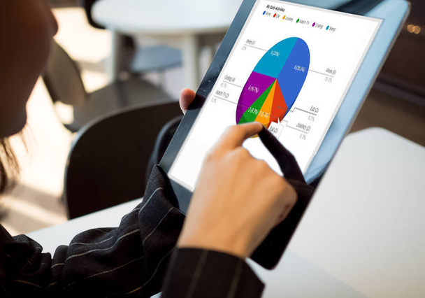 Указание пальцем планшетный тачпад бизнес-информации диаграмма отчета финансового маркетинга диаграмма и большой анализ данных техника цифровой коммуникационной стратегии бизнеса в заседании
  - Фото, изображение
