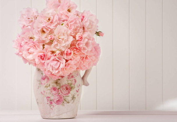 bouquet of pink roses in a vase - Foto, afbeelding